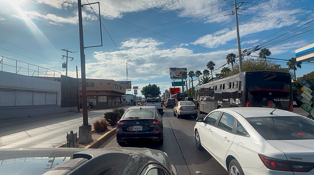 Vista larga: aproximación vehicular al crucero Agua Caliente × Cuauhtémoc