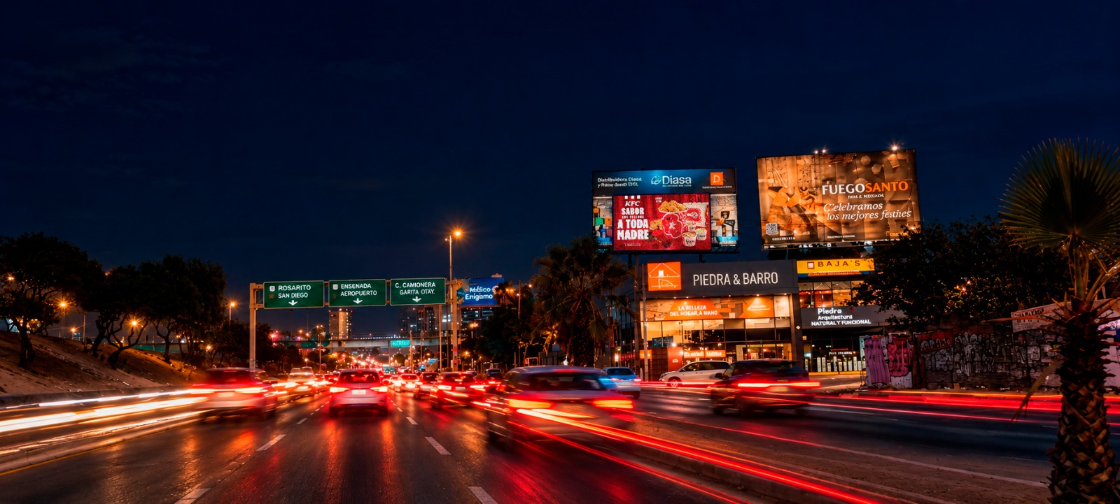 Un espectacular de Roger sobre una avenida de Tijuana