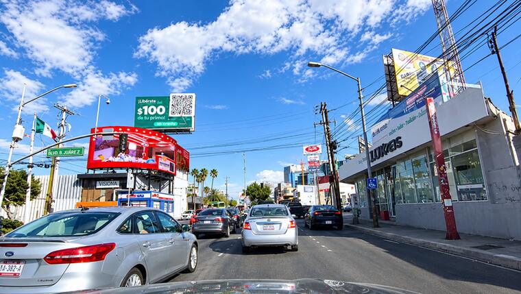 La pantalla 3D vista desde el Blvd. Agua Caliente, con tráfico en primer plano