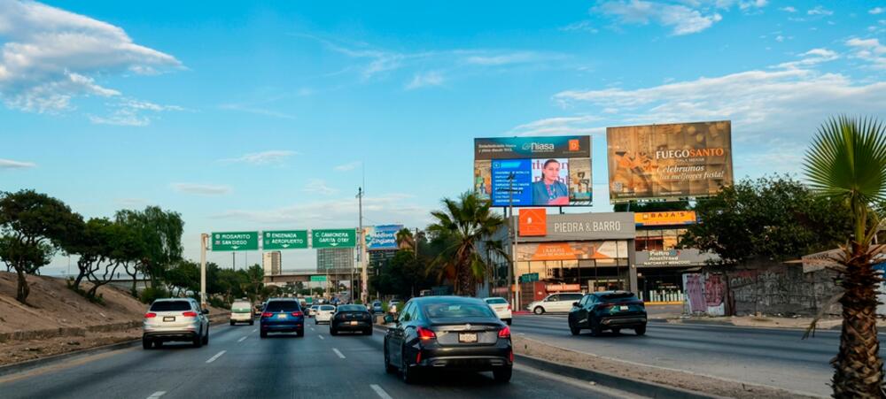 La pantalla vista de cerca desde el carril de la Vía Rápida Poniente
