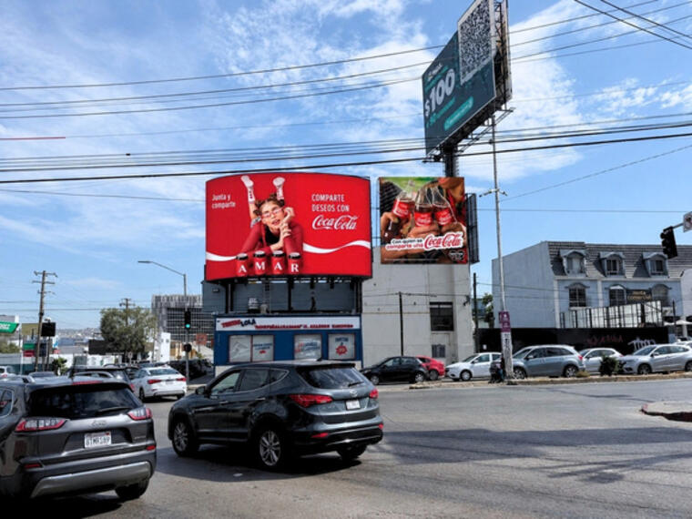 La pantalla 3D vista de frente desde el Blvd. Cuauhtémoc