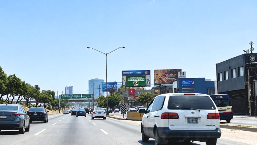 Aproximación a la pantalla sobre la Vía Rápida Poniente, con el tráfico de frente